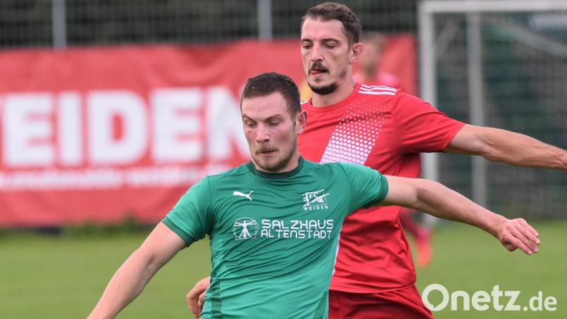 Eine Szene aus dem Hinspiel: Sowohl der FC Weiden-Ost mit Alexander Sax (vorne) als auch Sebastian Dobmayer und die SpVgg Vohenstrauß sind in der Bezirksliga derzeit in blendender Verfassung. Archivbild: G. Büttner