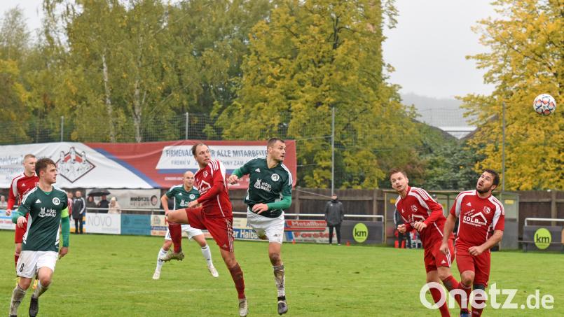 Der SV Mitterteich ist über Ostern doppelt gefordert, am Samstag gegen Stadeln und am Montag in Erlangen-Bruck. Das Bild zeigt Mauricio Göhlert (Dritter von rechts) im Spiel gegen Saas Bayreuth beim Kopfball. Archivbild: Gebert