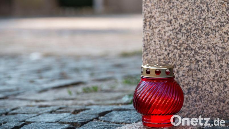 An der Zufahrtsstraße zum Kinder- und Jugendhilfezentrum steht ein Grablicht auf dem Boden. Bild: Daniel Vogl/dpa