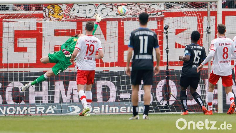 Regensburg-Keeper Jonas Urbig (M) war beim Magdeburger Führungstreffer chancenlos. Bild: Daniel Löb/dpa