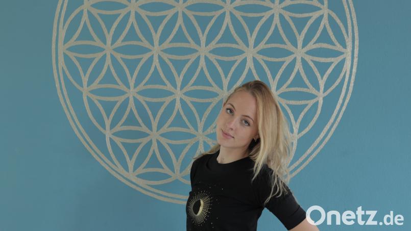 Lisa Hofweller war zweimal in Indien, um sich als Yogalehrerin ausbilden zu lassen. Ab Mai will sie ihre Erfahrungen in der Egerstraße in Marktredwitz mit Interessierten teilen. Bild: Lisa Hofweller/exb