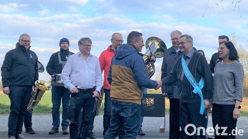 Zum 70. Geburtstag von Stadtverbandsvorsitzenden Dieter Kies (mir Schärpe) gratulierten die Vertreter der Stadt und des Stadtverbandes. Die Stadtkapelle spielte ein Geburtstagsständchen Bild: do