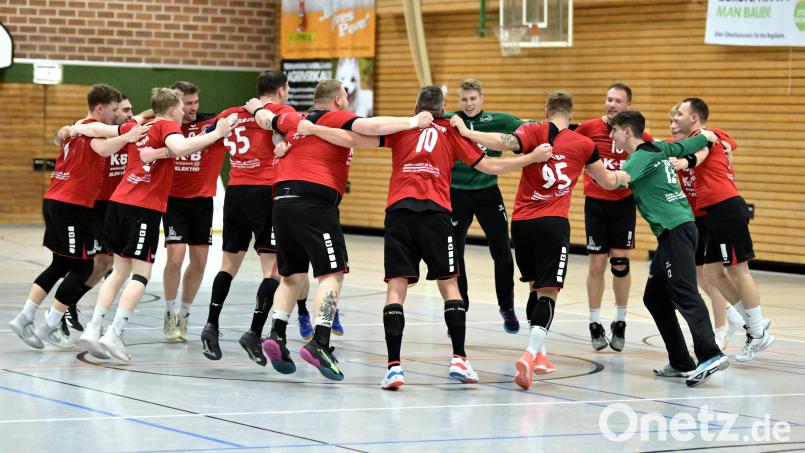 Nach dem Heimsieg gegen den ASV Cham tanzten die Sulzbacher Handballer vor Freude. Nun geht der Tanz weiter, diesmal beim TV Marktsteft. Archivbild: Hubert Ziegler