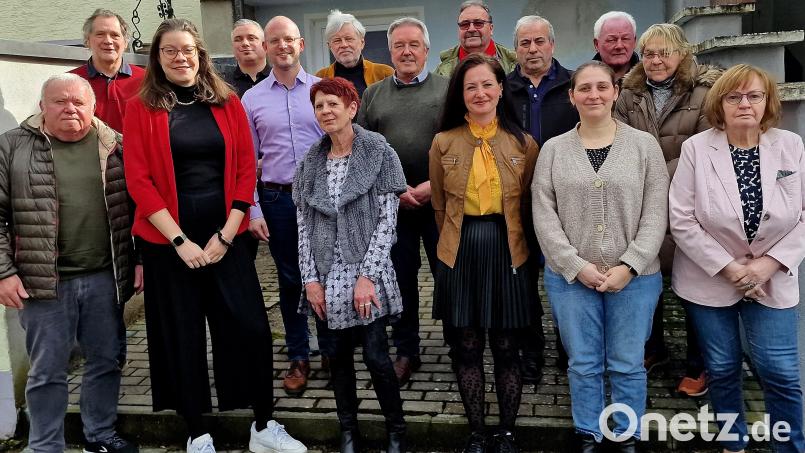 Beim Zusammenschluss der beiden SPD-Ortsvereine wählte die Versammlung für den neuen Verein Weiden-West-Neu eine komplett neue Vorstandschaft. Links stehend der neue Vorsitzende Herbert Hammer. Bild: R. Kreuzer