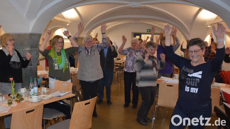 Martina Oppl (rechts) zeigte bei der jüngsten Sitzweil im Schafferhof einige Bewegungsübungen für Senioren. Bild: jr