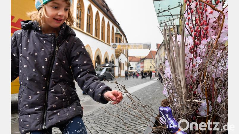 Amrei freut sich: Sie hat einen Schokohasen gefunden. Bild: Petra Hartl
