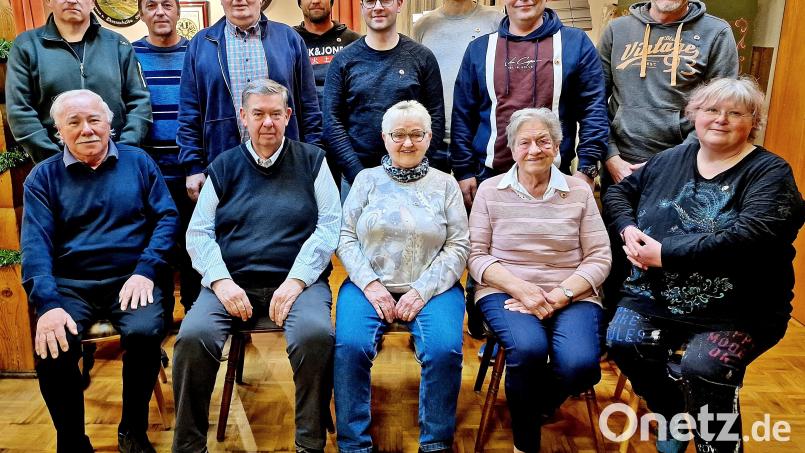 Die Vorstandschaft des Sportanglerbundes ist gewählt. Auch Ehrungen standen auf der Tagesordnung. Links vorne: Walter Kellner erhielt für 50 Jahre Mitgliedschaft die Urkunde. Neben ihm sitzt der 1. Vorsitzende Reiner Wolfrath. Bild: R. Kreuzer
