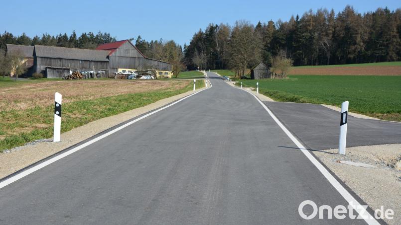 Bei den Investitionen der Gemeinde Leonberg ist der abgeschlossene Ausbau der Straße (Bild) zwischen Großensees und Zirkenreuth heuer der zweitgrößte Posten. Hier fällt noch ein Restbetrag von 375 000 Euro an. Auf Platz eins steht der weitere Breitbandausbau mit 377 000 Euro. Bild: jr