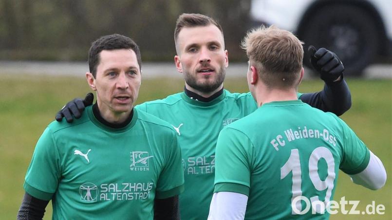 Sie kommen derzeit aus dem Jubeln nicht mehr raus: Spielertrainer Florian Schrepel (von links), Dominik Forster und Niklas Strohbach freuen sich über den Treffer zum zwischenzeitlichen 3:1 gegen die SpVgg Vohenstrauß. Bild: Büttner