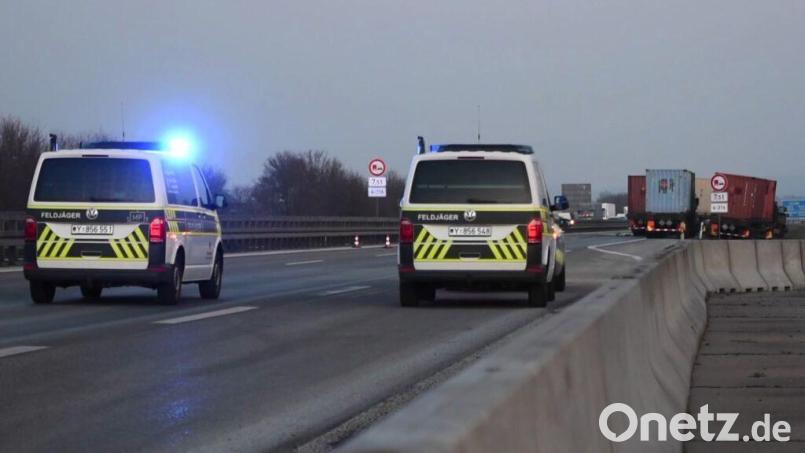 Zwei mit Sprengkörpern beladende Lkw der US-Armee waren im Februar auf dem Weg nach Grafenwöhr ineinander gefahren. Feldjäger sicherten die Autobahn 6 für die Bergung. Archivbild: Marius Bulling/dpa