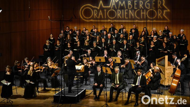 Der Amberger Oratorienchor und das Amberger Sinfonieorchester gemeinsam auf der Bühne im ACC: Am Karfreitag erklang im ACC die Johannespassion. Bild: Petra Hartl