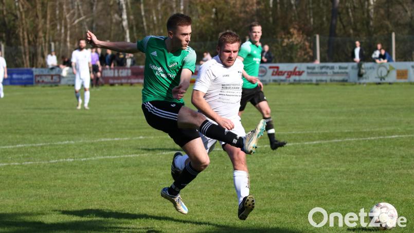 Justus Bader (links) vom TSV Reuth enteilt dem Manteler Stefan Birner und erzielt das zwischenzeitliche 2:0. Am Ostermontag gewannen die Reuther beim VfB klar mit 4:0. Bild: Dieter Jäschke