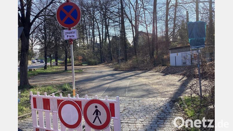 Der gesperrte Parkplatz und Gehweg in der Jahnstraße. Dort sind Baumpflege- und Baumfällarbeiten notwendig, um die Verkehrssicherheit wieder herzustellen. Bild: Wolfgang Zehend, Stadt Amberg/exb