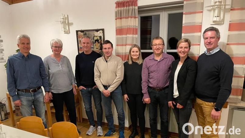 Neuwahlen standen bei der Jahreshauptversammlung der Skiabteilung der SpVgg Pfreimd. An der Spitze stehen Max Manner (Dritter von links) und Richard Rügamer (links). Bild: Luber/exb
