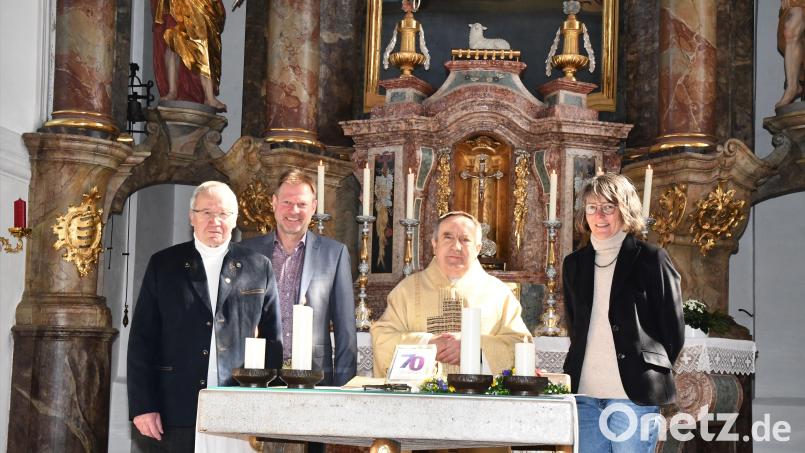 Pfarrer Eduard Kroher wurde 70 Jahre alt. Ihm gratulierten am Ostermontag (von links) Kirchenpfleger Alfred Schorner, Bürgermeister Alwin Märkl und Kerstin Püschl, Sprecherin des Pfarrgemeinderates. Bild: sche