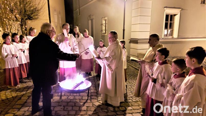 Vor der Kirche in Oberviechtach wird das Osterfeuer gesegnet. Bild: lg
