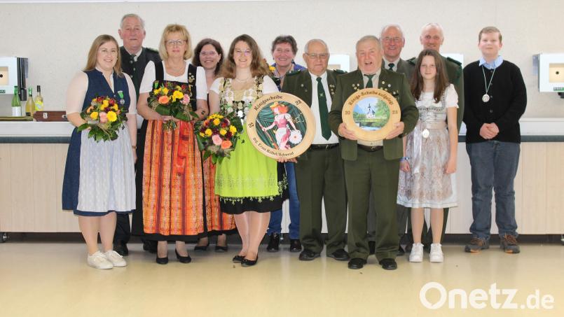 Nach der Siegerehrung: (von links) Selina Gürtler, Erwin Schötz, Schützenliesl Inge Ertel, Schützenmeisterin Tanja Hüttner, Schützenkönigin Vanessa Breit, Margit Dehling, Scheibenspender Hans Schötz; Aufgelegt-König Ludwig Meier, Ernst Laurer, Jugendkönigin Alisa Kopp, Werner Söhnlein, Josias Greck. Bild: sis
