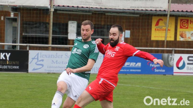 Der SV Mitterteich und der FSV Stadeln trennten sich am Ostersamstag 1:1. Martin Bächer (links), hier im Zweikampf mit Gästespieler Athanasios Gkenios, gelang in der 90. Minute der Ausgleichstreffer. Bild: kro
