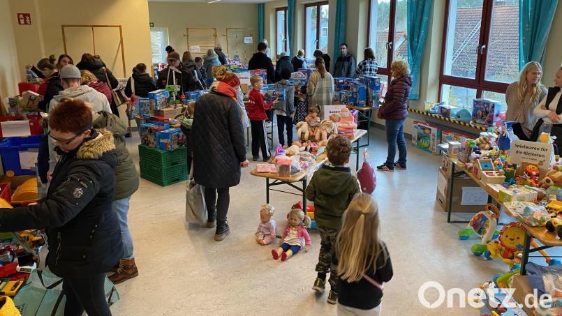 Die Kunden des Spielzeugbasars konnten aus einem tollen Angebot wählen, und bescherten auf diesem Weg dem Kindergarten eine Finanzspritze von 725,00 Euro Bild: myd