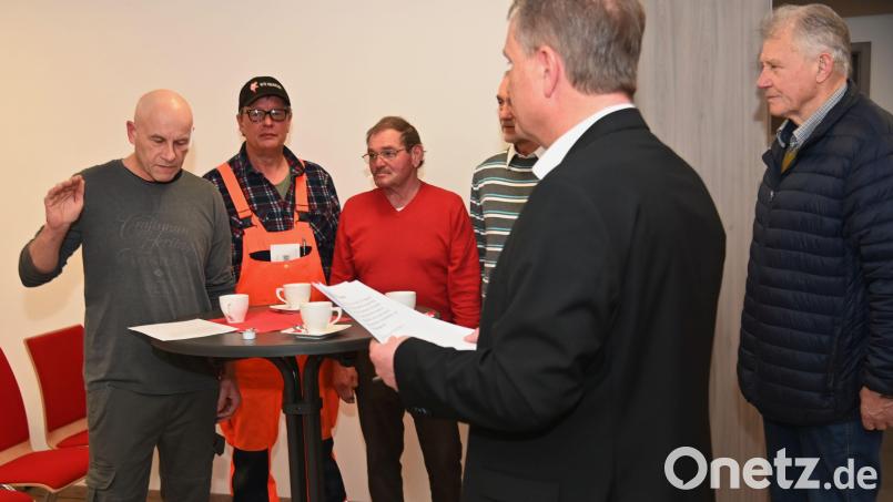 Bürgermeister Hermann Böhm (vorne) vereidigte den neuen Feldgeschworenen Matthias Biller (inks) im Kreise von dessen in Poppenricht bestellten Kollegen (von rechts), Josef Weiß, Bertram Gebhard, Rudolf Gebhard und Manfred Schwab. Bild: gf