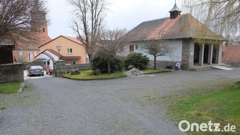 Ausgebaut, befestigt und neu gestaltet werden in diesen Tagen die Wege, darunter vor allem der Haupteingang (siehe Bild) bis zur Aussegnungshalle im evangelischen Friedhof. Die notwendigen Verkehrsbeschränkungen sollten unbedingt beachtet werden.
Bild: le Bild: le