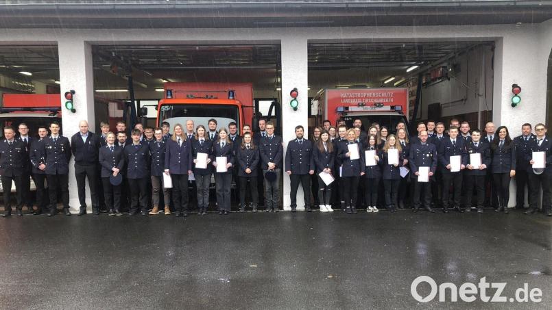 Feuerwehrfrauen und -männer aus elf Feuerwehren absolvierten die mehrwöchige modulare Truppausbildung. Geleitet wurde der Lehrgang von Lukas Neubauer (Vierter von links), Zweiter Kommandant der Feuerwehr Waldershof. Bild: wro