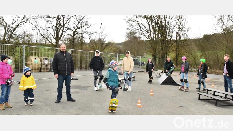 Startschuss für die mobile Skateanlage auf dem Parkplatz des Bienenhofes in Aschach mit Jugendbeauftragtem Christian Drexler (3. von links), Bürgermeister Alwin Märkl (rechts) und Workshop-Leiter Christian Hümmer (4. von rechts). Bild: sche