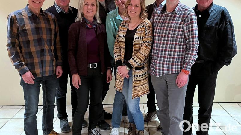 Die DJK-Skiabteilung setzt auf ihr bewährtes Vorstandsteam (von links): Franz Frisch, Heinz Siebert, Anita Siebert, Dietmar Wildenauer, Christine Junglas, Yvonne Schedl, Ernst Letthof, Martin Naber und Georg Binner. Bild: bgm/exb
