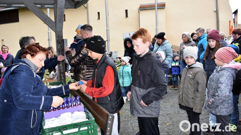 Die Kinder bekamen von den Ehrenamtlichen des Bürgerladens Ostergeschenke. Bild: rgr