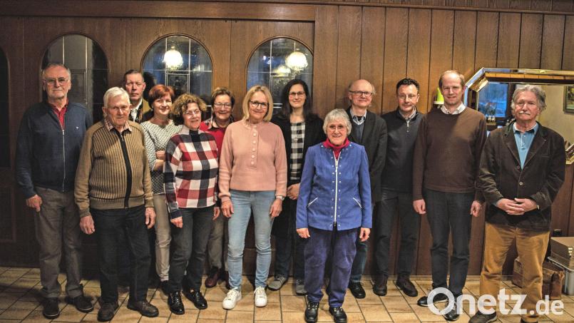 Bürgermeister Konrad Kiener zeigt das Foto mit der neu gewählten Vorstandschaft des Kulturforums. Bild: Monika Renda/exb