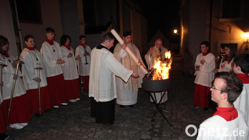 Regionaldekan Monsignore Georg Flierl (Mitte) mit zahlreichen Ministranten bei der Weihe des Osterfeuers vor der Osternachtsfeier in der Tirschenreuther Stadtpfarrkirche. Bild: kro