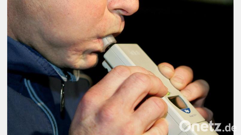 Bei einer Verkehrskontrolle in Mehlmeisel bemerkten Polizisten bei einem Fahrer Alkoholgeruch. Symbolbild: Uli Deck/dpa