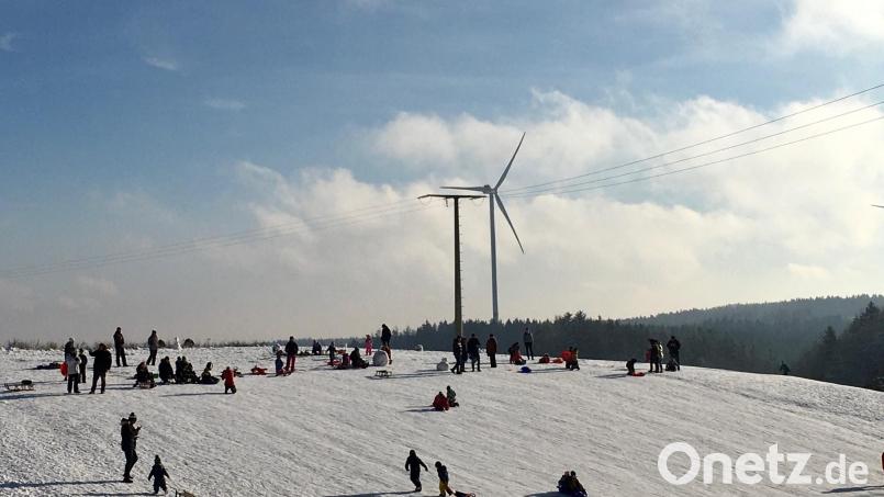 Der Rotbühl ist bei Langläufern und Rodlern beliebt. Die Erhebung wäre auch als Vorrangfläche für Windkraft geeignet. Im Hintergrund zu sehen ist eines der Windräder bei Witzlricht. Archivbild: upl