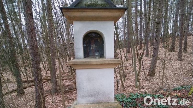 Das leere Glas steht an der Kreuzwegstation. Bild: fv