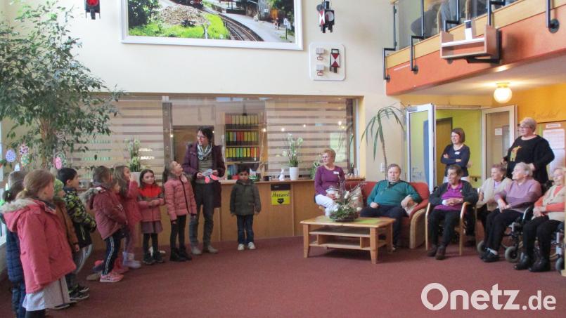 Besuch der Vorschulkinder von Pleystein im Seniorenheim wohnen am Kreuzberg Bild: Ramona Pflaum/exb