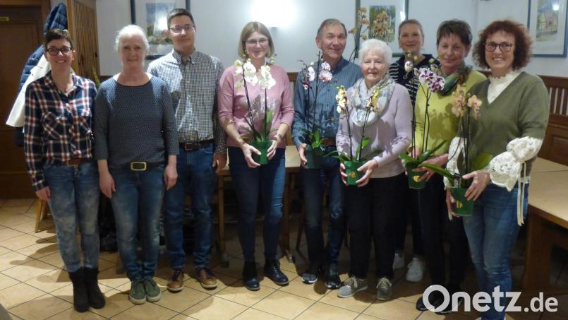 Zufriedene Gesichter gibt es beim Obst- und Gartenbauverein Angfeld nach der Blumentombola. Bild: Nadine Dehling/exb