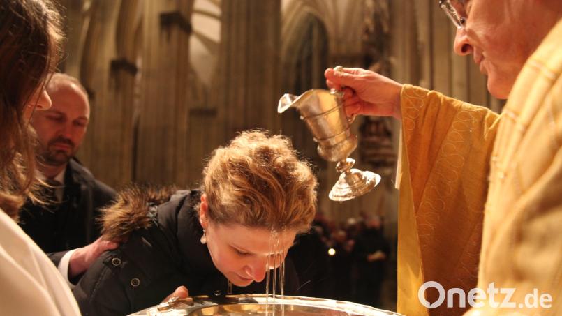 Nicole Piehler wird von Bischof Rudolf Voderholzer getauft. Bild: Veit Neumann