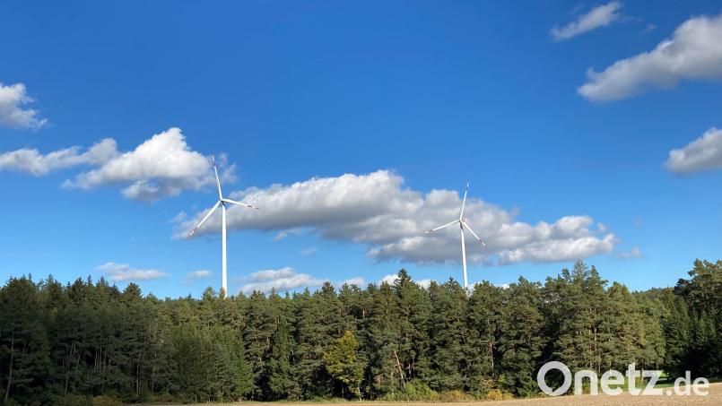 Die Windräder an der „Hohen Straße“ bei Ursensollen erzeugen seit 2013 regenerativen Strom. Bild: srö