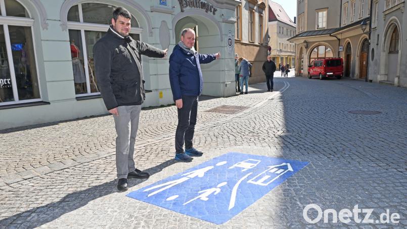 Patrick Wittmann (rechts) vom Straßenverkehrsamt und Ulrich Schaller (links) von der Stabsstelle Mobilität und Verkehr zeigen, wo der verkehrsberuhigte Bereich verläuft. Bild: Thomas Graml, Stadt Amberg/exb