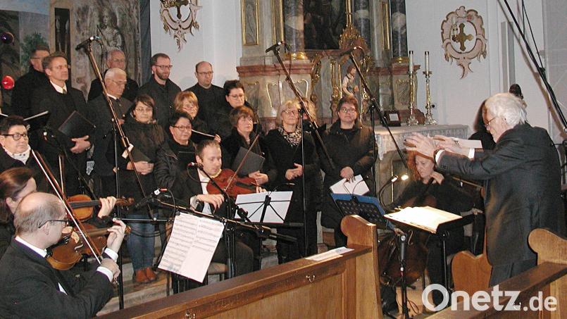 Unter der Leitung des Erbendorfer Dirigenten Klaus Linkel zeigten sich Chor und Orchester beim Konzert am Karfreitag in Pullenreuth als homogener, stimmiger Klangkörper. Bild: ld