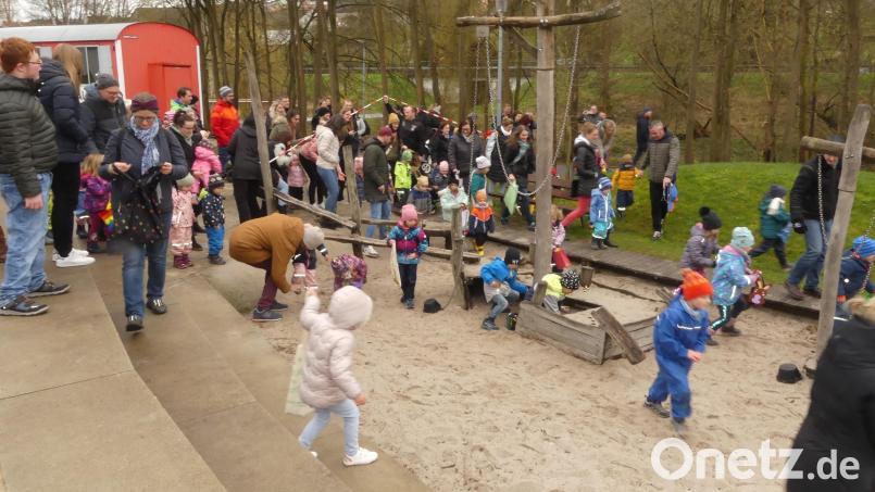 Nach dem Start der Ostereiersuche im Eschenbacher Park kam Bewegung in die Kinderschar. Bild: rn