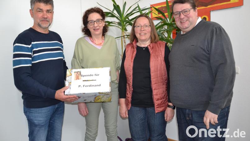 Beim Fastenessen kamen 500 Euro zusammen. Dieser Betrag in der Spendenbox wurde an den Vorsitzenden der Missionsbrücke Bernhard Rom (links) und Vorstandsmitglied Gabi Hagn (Zweite von rechts) durch Pfarrer Udo Klösel und PGR Angelika Hierold übergeben. Bild: gi