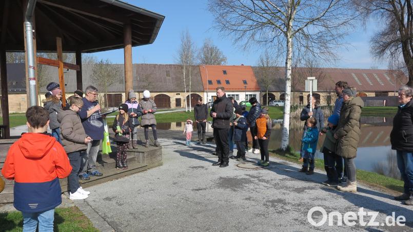 &quot;Die Hohepriester überredeten Pilatus, Jesus zum Tod am Kreuz zu verurteilen&quot;, lautete die Botschaft an der dritten Station beim Eisweiherpavillon. Die Pfarrei Kemnath hatte am Karfreitag zu einem Kinder- und Familienkreuzweg eingeladen. Bild: jzk