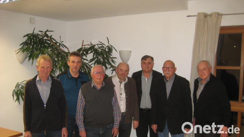 Der KSV Paulsdorf würdigt treue Mitglieder (von links): 1. Vorsitzender Albert Felbinger (50 Jahre) sowie Franz Schmidl, Franz Deierl, Martin Schauer, Hans Großer, Josef Tröster und Adolf Aschenbrenner (40 Jahre). Bild:  Andreas Felbinger/exb