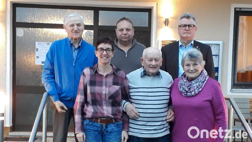 Ehrung beim Obst- und Gartenbauverein: (von links) Adolf Himmerer, Kreisfachberaterin Michaela Basler, Vorsitzender Klaus Herbst, Karl Fersch, Bürgermeister Michael Göth und Marianne Zangl. Bild: Gabriele Herbst-Hartung/exb