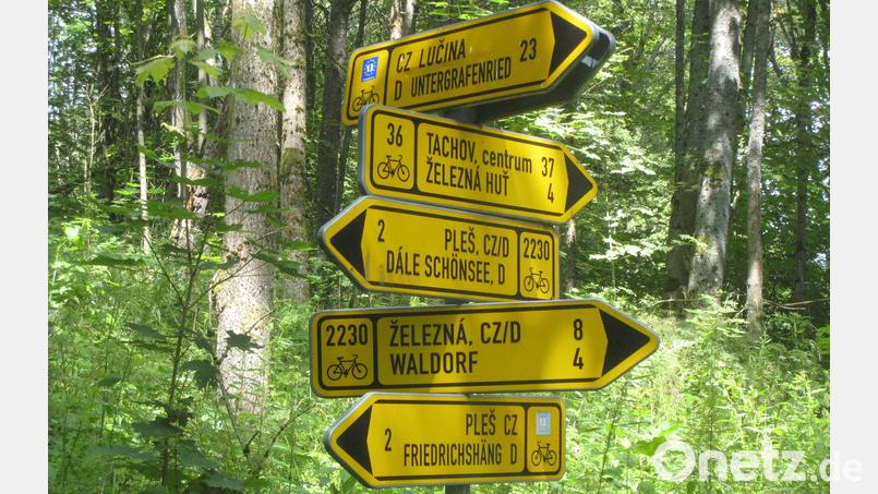 Wo geht’s hin? Bei der Beschilderung der Radwege (Bild: Nähe Pleš) läuft die grenzüberschreitende Vernetzung gut. Nach der Corona-Pause wollen auch die Kommunen wieder enger zusammenarbeiten. Archivbild: Portner