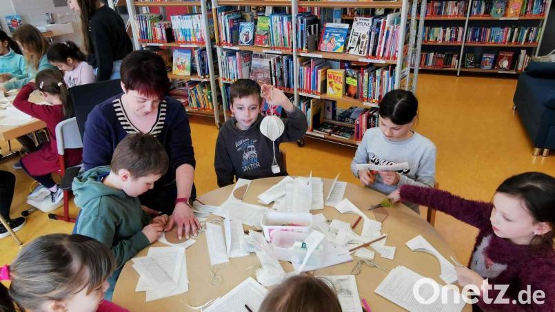 Die Mädels und Jungs bastelten mit dem Büchereiteam und Helferinnen tolle Heißluftballonw mit einem Körbchen. Bild: gz