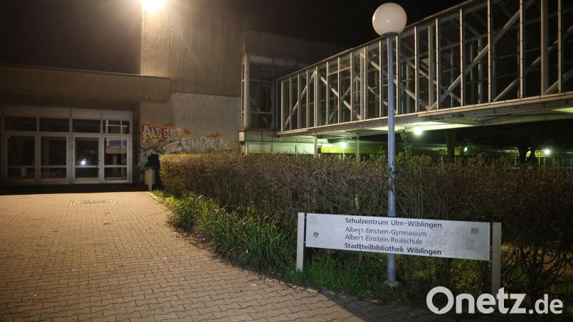 Wie die Polizei mitteilte, meldete sich ein 40-Jähriger über Notruf und gab an, seine Tochter im Bereich eines Schulzentrums im Stadtteil Wiblingen getötet zu haben. Bild: Ralf Zwiebler/dpa