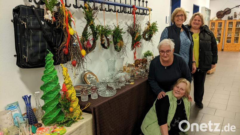 Mit Begeisterung basteln erwachsene Musikschüler und Schülereltern für den Oster- und Trödelmarkt der musischen Institution. Petra Frischholz, Monika Gmeiner, Karin Wöhrl und Christine Fischer (von vorne) präsentieren die interessanten Sachen. Bild: kwl