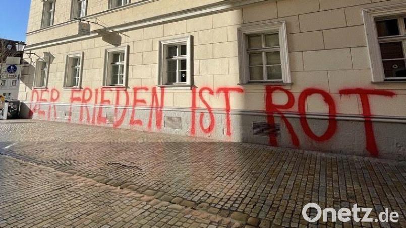 In Regensburg in der Nähe des Bismarckplatz ziert ein rotes Graffiti eine Hauswand. Bild: Sarah Lux